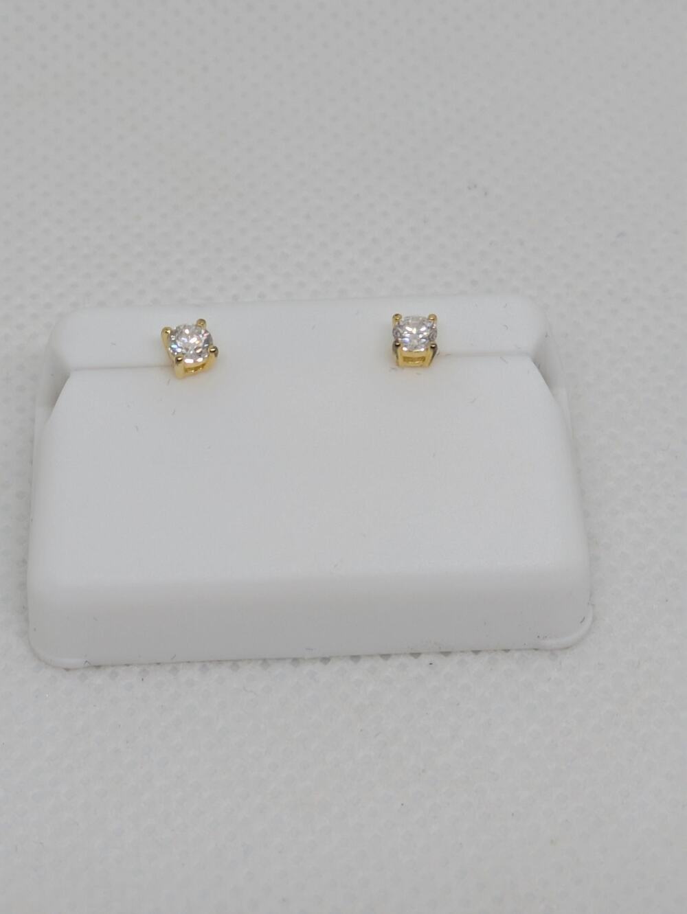 Brand new with tag unisex 0.25ctw Moissanite pushback stud earrings.